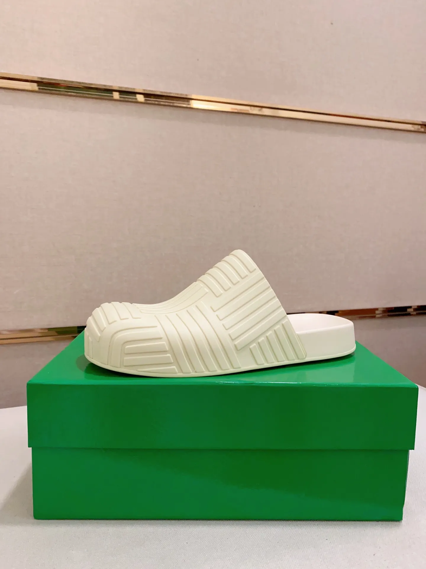 Men's shoes💰: 340💰Couple style👫【BV~Bottega Veneta】Trendy new slippers are on the market, the same style as the official website. Counter quality [strong][strong][strong] Selected rubber fabrics, high-end atmosphere, super cost-effective model. Original wear-resistant rubber outsole. Fine workmanship. The upper layer of materials is used. The quality is visible. Shoe size: Female 36-40. Male 38-46